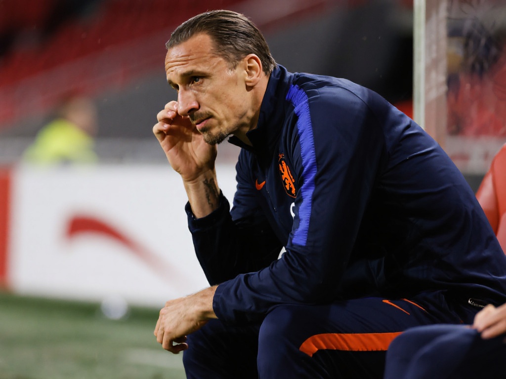 48岁范尼执教崩盘,7连败酿66年最惨降级悲剧 范尼执教的足球俱乐部近期表现令人堪忧。曾